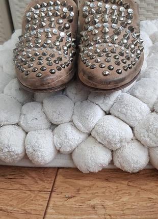 Итальянские кожаные туфли с шипами бежевые лоферы балетки5 фото