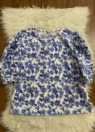 Красивая блуза в синие цветы с объемными рукавами1 фото
