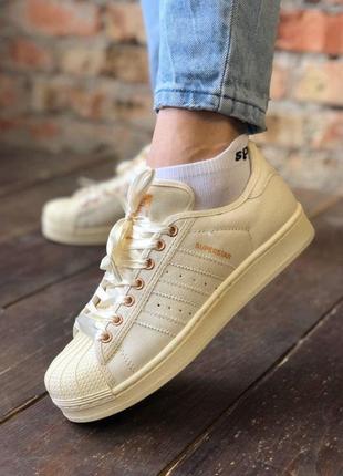 Классные женские кроссовки adidas superstar бежевые