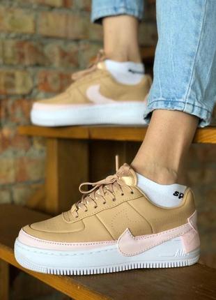 Трендовые шикарные женские кроссовки nike air force 1 коричневые