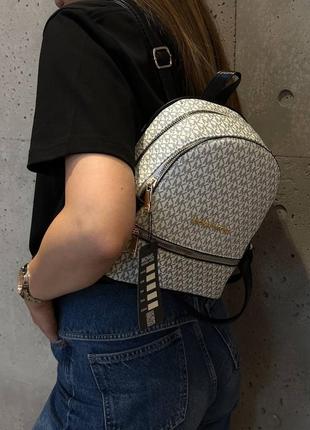 Женский рюкзак michael kors monogram backpack mini white белый7 фото