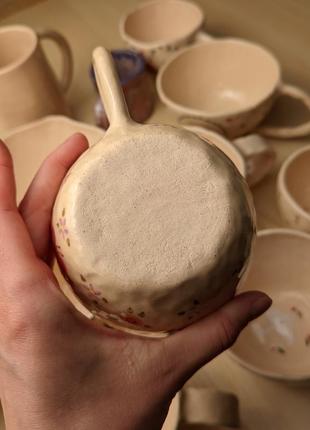 Чашка жабка ручной работы керамика бежевая глина на подарок цветы бабочки милая кружка посуда хенд мейд6 фото