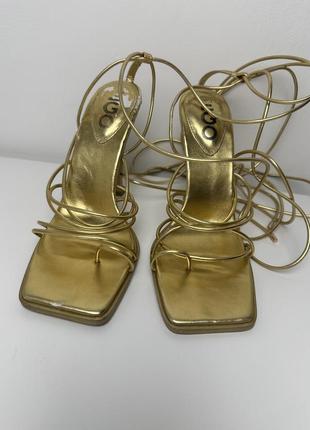 Золотистые босоножки на завязках с тонкими ремешками римские на высоком каблуке1 фото