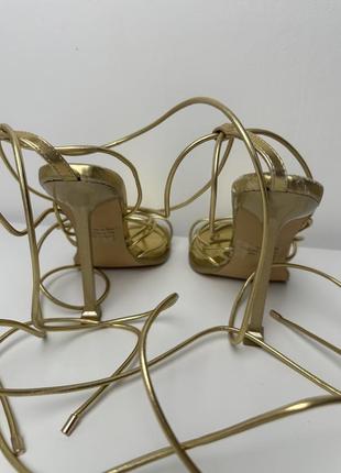 Золотистые босоножки на завязках с тонкими ремешками римские на высоком каблуке5 фото