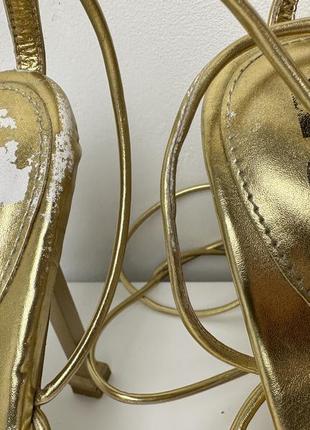Золотистые босоножки на завязках с тонкими ремешками римские на высоком каблуке7 фото