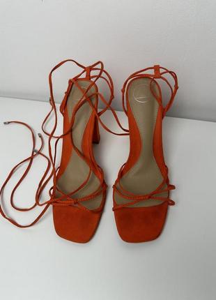 Яркие красные босоножки с тонкими ремешками на высоком каблуке1 фото