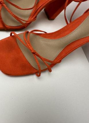 Яркие красные босоножки с тонкими ремешками на высоком каблуке2 фото