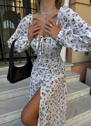 Жіноча стильна якісна трендова муслінова довга максі біла сукня з бордовими квітами з розрізом