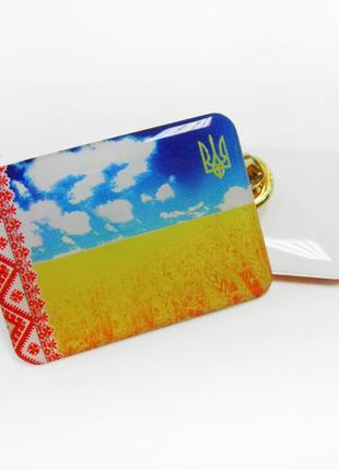 Значок "прапор україни з вишиванкою і тризубом"1 фото