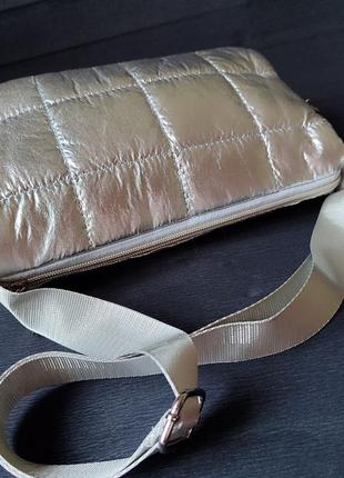 Серебристая сумочка кросс-боди10 фото