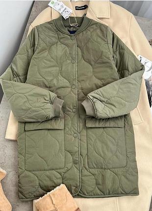 Подовжена стьобана куртка хакі з накладними кишенями