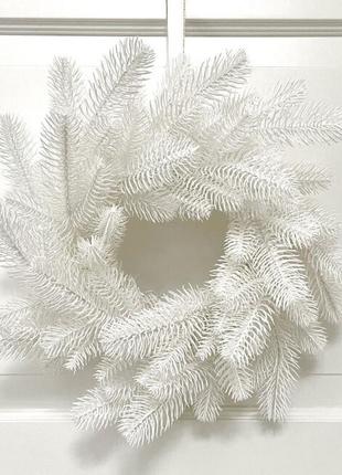 Венок новогодний рождественский lux из литой хвои d-40 см белый1 фото