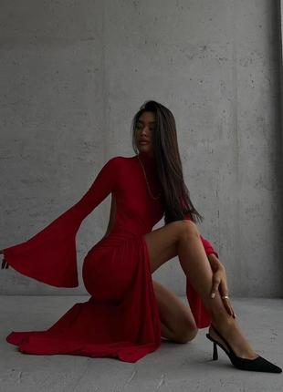 Жіноча червона розкішна довга сукня максі з глибоким вирізом на спині та з розкльошеними рукавими7 фото