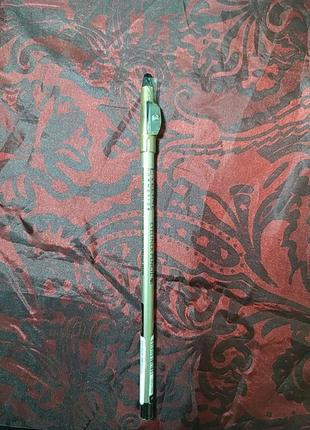 Карандаш с точилкой.