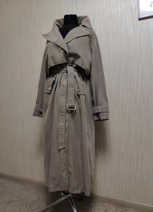 Бежевый плащ