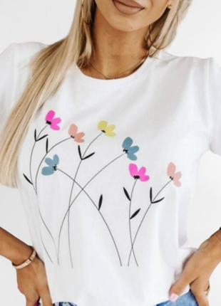 Белая легкость: универсальная футболка с цветочным дизайном