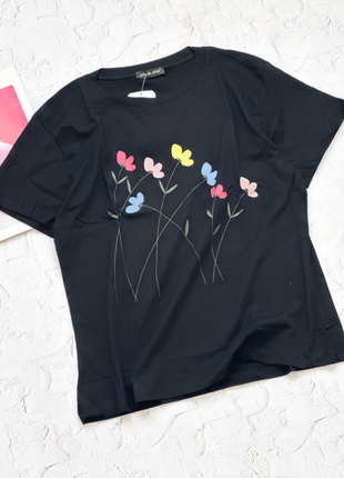 Біла легкість: універсальна футболка з квітковим дизайном4 фото
