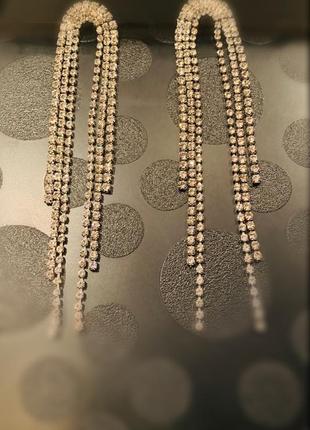 Красивые длинные серьги серебристого цвета со стразами.4 фото