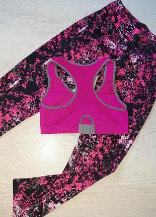 Спортивний зручний топ