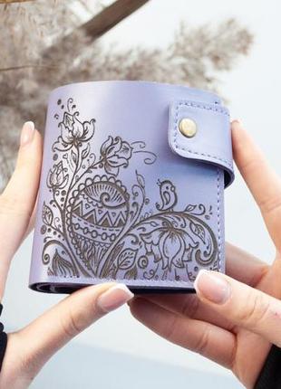 Маленький шкіряний гаманець з квітковим орнаментом і пташкою (має монетницю і прозорий) лавандовий