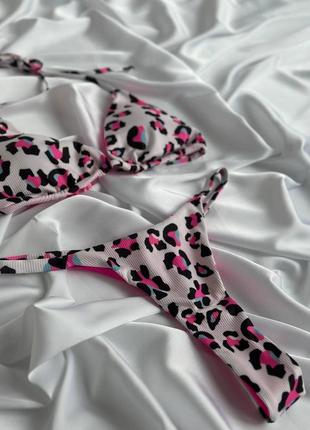 Леопардовий яскравий жіночий роздільний купальник білий з рожево-чорним леопардовим принтом на зав'язках10 фото