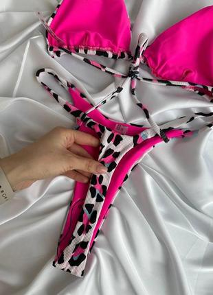 Леопардовий яскравий жіночий роздільний купальник білий з рожево-чорним леопардовим принтом на зав'язках8 фото
