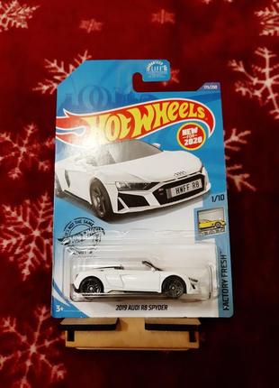 Hot wheels audi r8 white нові