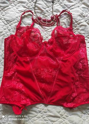 Дуже красивий яскравий мереживний червоний корсетмаг