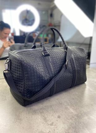 Дорожная сумка bottega veneta черная из натуральной кожи c241