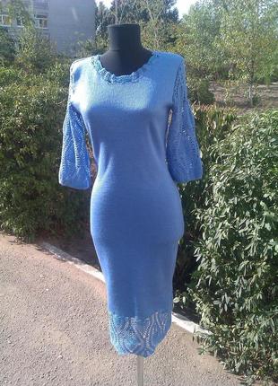 В'язана блакитна ніжна сукня з ажурним оздобленням гачком по верху і по низу сукні та на рукавах