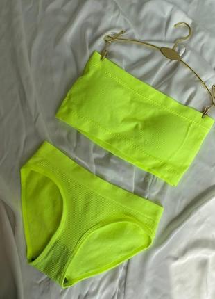 Салатовий базовий комплект нижньої білизни з бандо та трусиками