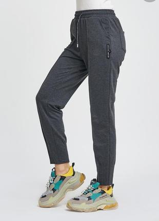 Темно-сірі призібрана спортивні штани зі стрілками