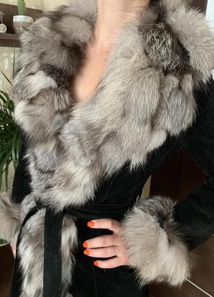 Демисезонное замшевое пальто с мехом чернобурки2 фото