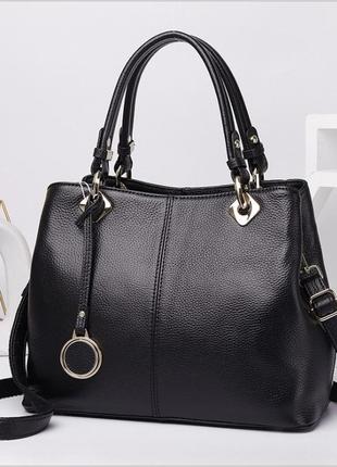 Элегантная женская сумка-тоут, черная, натуральная кожа, с оригинальным брелком и регулируемым ремнем
