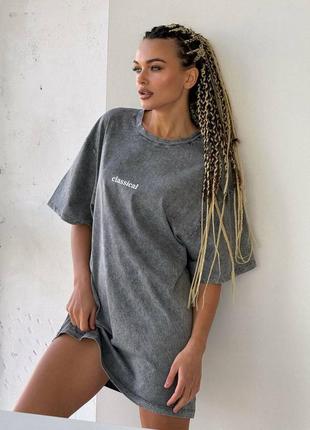 Жіноча футболка оверсайз довга напис classical сірий колір3 фото