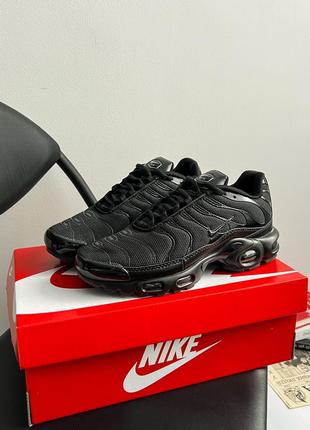 Чоловічі кросівки nike air max plus 'triple black'3 фото