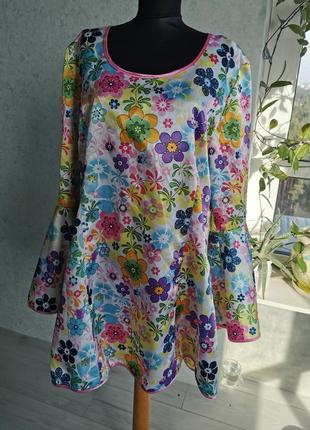 Красивая женская блуза с широкими рукавами из атласа