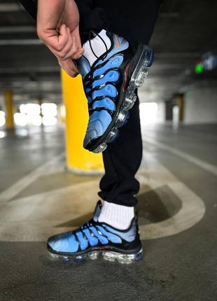 Мужские кроссовки голубые с черным в стиле nike air vapormax plus retro knicks "blue black orange"8 фото