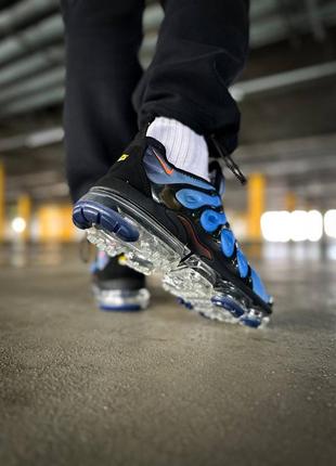 Мужские кроссовки голубые с черным в стиле nike air vapormax plus retro knicks "blue black orange"4 фото