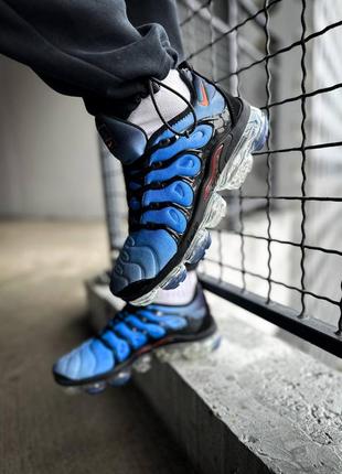 Мужские кроссовки голубые с черным в стиле nike air vapormax plus retro knicks "blue black orange"2 фото