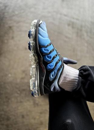 Мужские кроссовки голубые с черным в стиле nike air vapormax plus retro knicks "blue black orange"5 фото