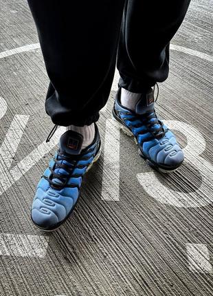 Мужские кроссовки голубые с черным в стиле nike air vapormax plus retro knicks "blue black orange"6 фото