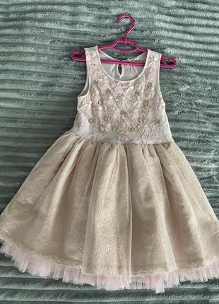 Праздничное платье на принцессе 7 лет