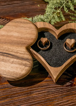 Деревянная коробочка для свадебных колец на свадьбу в виде сердца1 фото