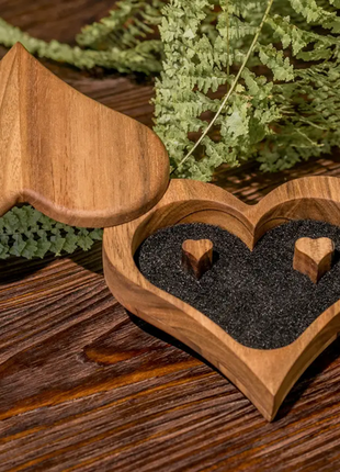Дерев'яна коробочка для весільних обручок на весілля у вигляді серця4 фото