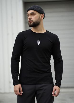 Весенний лонгслив с вышитым трезубом