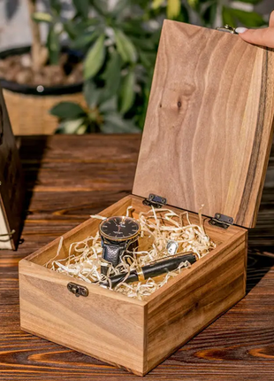 Дерев'яна подарункова коробка з натурального горіха з суцільною кришкою