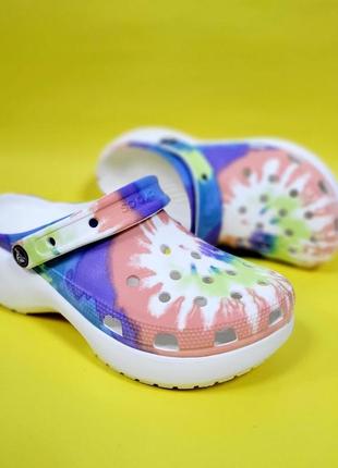 Crocs classic platform tie dye graph clog w1 фото