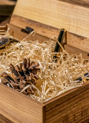 Деревянная подарочная шкатулка из натурального ореха с цельной крышкой3 фото