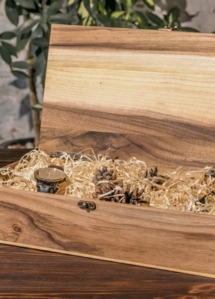 Деревянный подарочный органайзер из натурального ореха с цельной крышкой2 фото